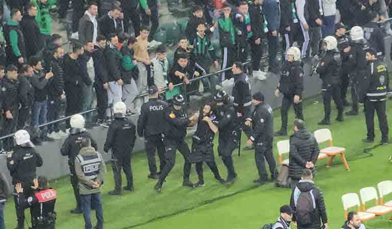 Sahada dayanışma, tribünde rezalet!