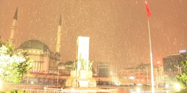 taksimde-lapa-lapa-kar-yagdi_3972_dhaphoto3