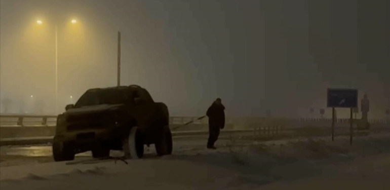 Aracın arkasına bağladığı halatla snowboard yaptı