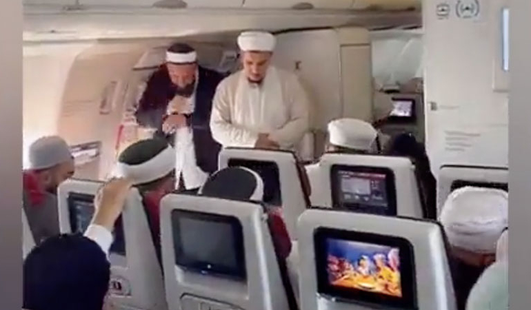 Uçakta namaz kılıp yayınladılar