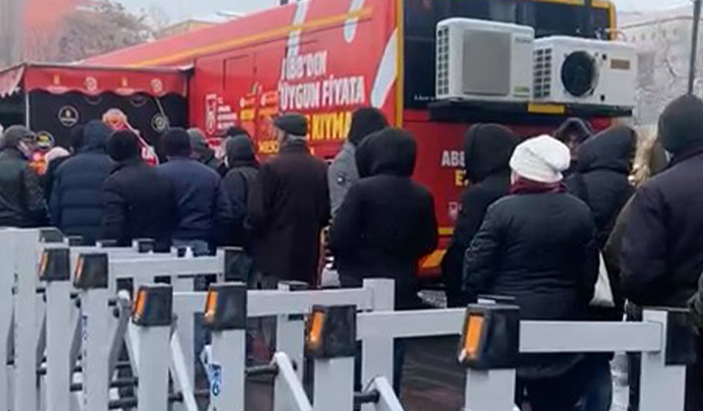 Buz gibi havada ‘ucuz et’ kuyruğu
