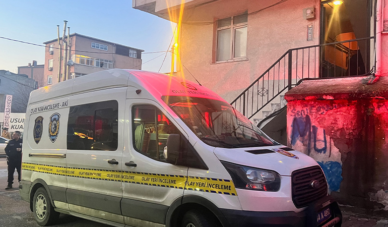 Yanan evdeki çekyatın içinden kadın cesedi çıktı