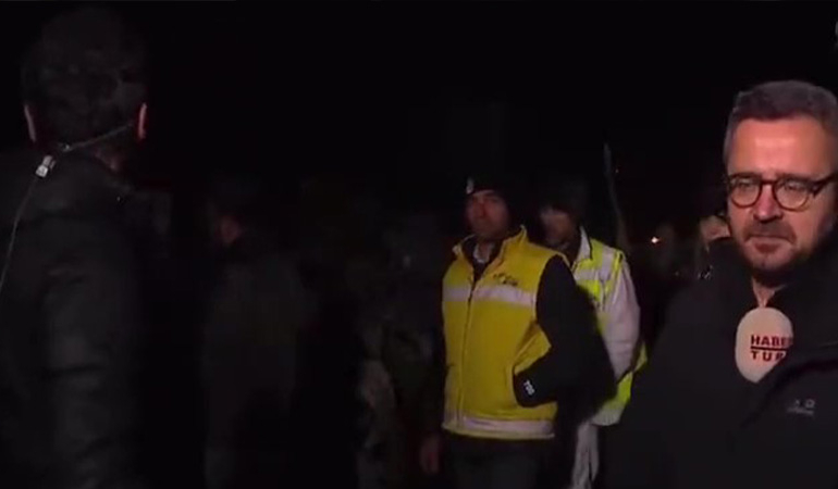 Canlı yayın aracının ışıkları kapanınca enkaz karanlığa gömüldü