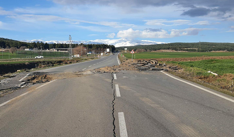 Depremde yolun yarılma anı kamerada