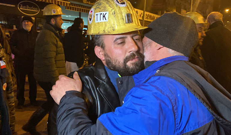 Depremzede, madenciye sarılarak teşekkür etti