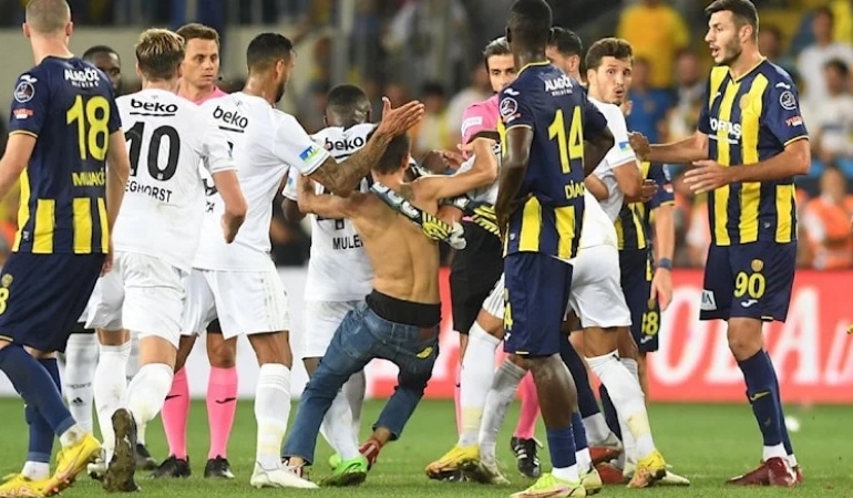 Beşiktaşlı futbolculara tekme atan saldırgan hakkında karar