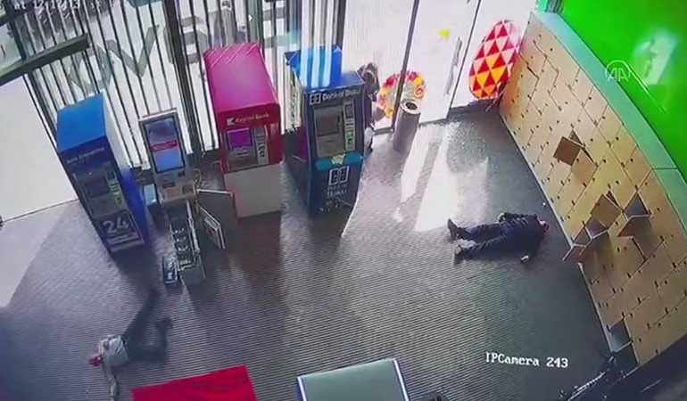 Para transferinde silahlı banka soygunu kameralarda