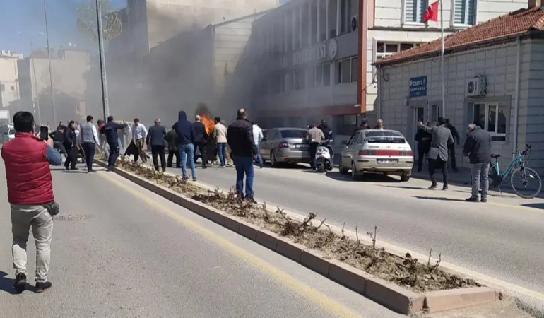 Dehşet veren olay… Belediye önünde kendini yaktı