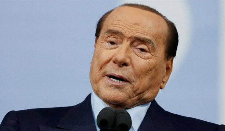 Eski İtalya Başbakanı Berlusconi hastaneye kaldırıldı