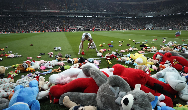 Beşiktaş tribünlerinden atılan oyuncaklar depremzede çocuklara ulaştı