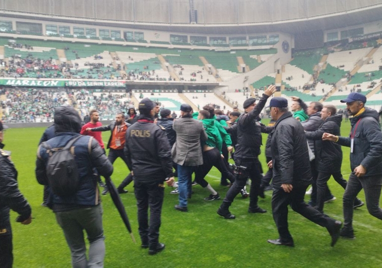 Bursaspor – Amedspor maçı öncesi saha karıştı… ‘Beyaz Toros’ ve ‘Yeşil’ posterine soruşturma