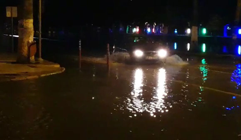 Hatay İskenderun’da deniz taştı