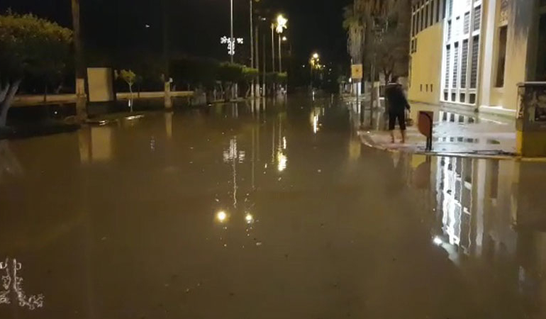 İskenderun’da deniz taşkını nedeniyle su baskını