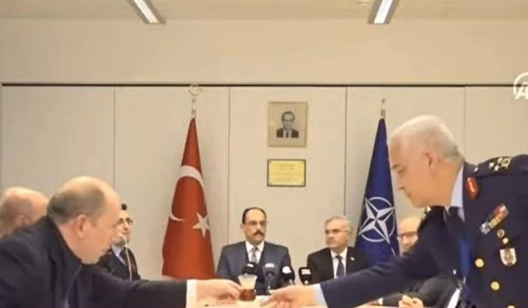 Bu nasıl toplantı! TSK’nın NATO temsilcisi çay bardaklarını topladı