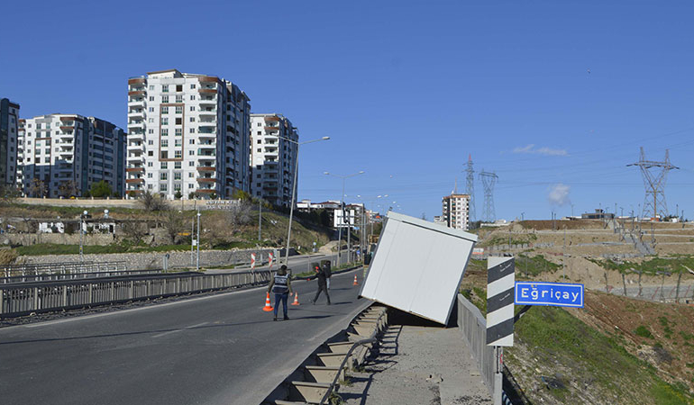 TIR’dan düşen konteynerler yolu kapattı