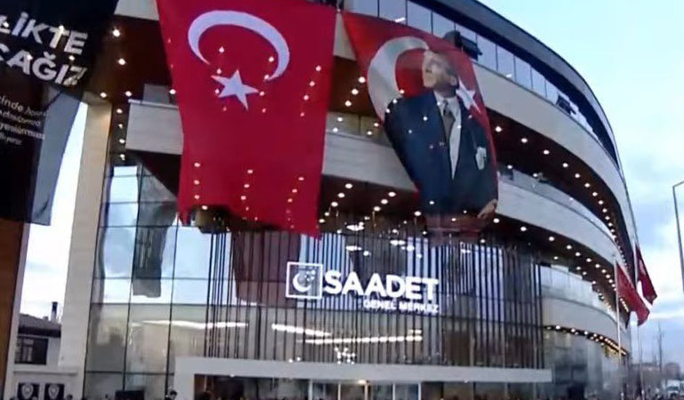 Saadet Partisi önünde İzmir Marşı… Binaya Atatürk posteri asıldı