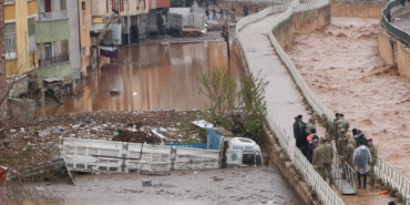 sanliurfadaki-sel-felaketinde-olu-sayisi-13-oldu-camur-temizleniyor_5611_dhaphoto3