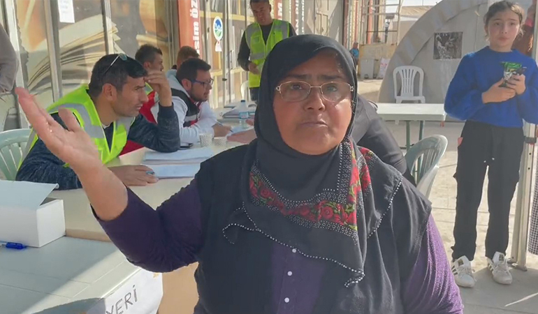 Depremzede kadın isyan etti: Su istedim, bana ‘Yüzüğünü sat’ diyor