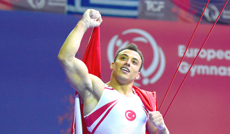 Milli cimnastikçi Adem Asil’den altın madalya