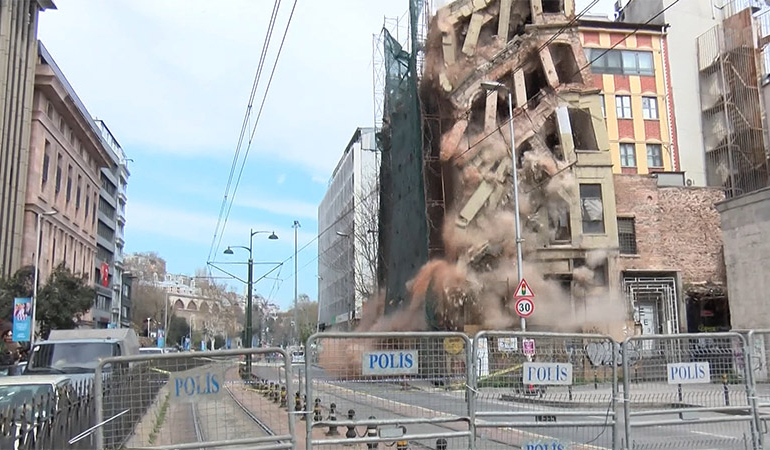 İstanbul’da 5 katlı tarihi bina çöktü