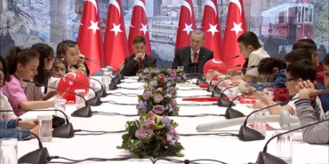 cumhurbaskani-erdogan-depremzede-cocuklari-dolmabahcede-agirladi_9995_dhaphoto2