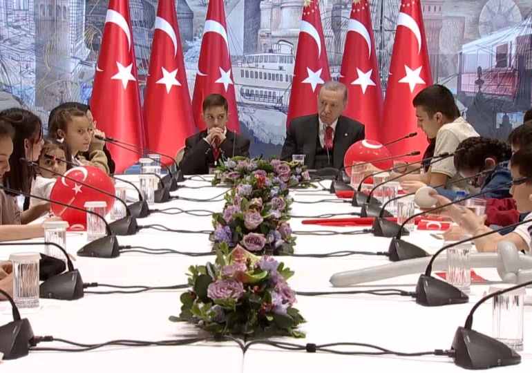 23 Nisan kabinesi… Erdoğan’ın sorusuna çocuk şaştı kaldı: ‘Nasıl yani?’