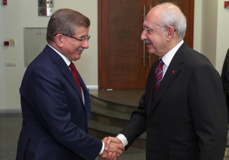 Davutoğlu’ndan Kılıçdaroğlu’na bağış