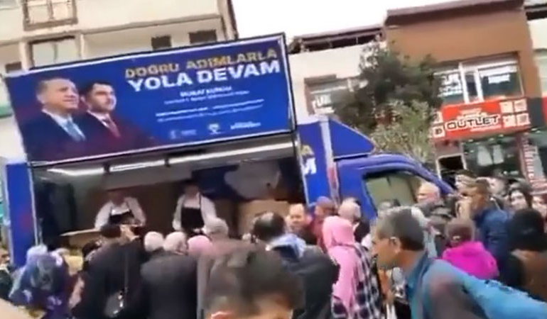 Erdoğan, ‘Ne soğan, ne patates derdi var’ demişti… AKP arabasının önünde ‘ekmek’ izdihamı!