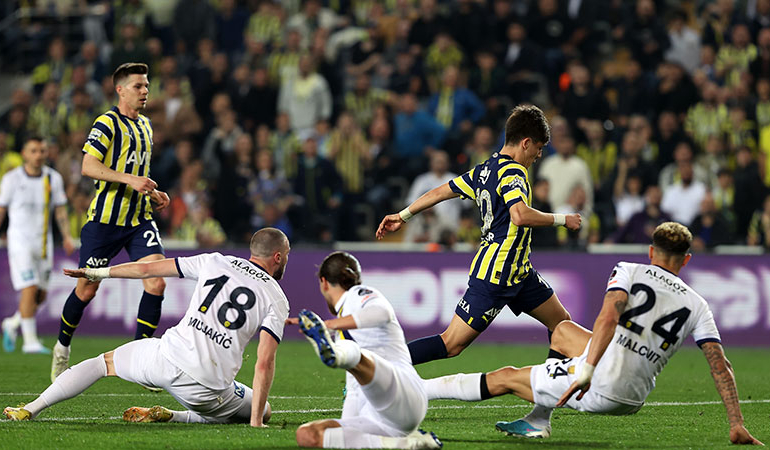 Fenerbahçe uzatmalarda zirveye tutundu