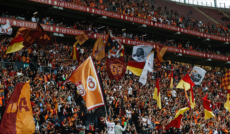 Galatasaray tribünleri için yeni beste