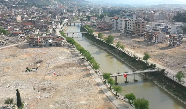 Hatay’dan son görüntüler… Binaların yerini boş meydanlar aldı