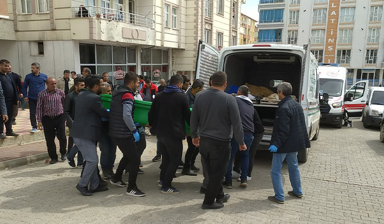 Depremzede öğretmen hayatta kalan tek çocuğunu vurup intihar etti
