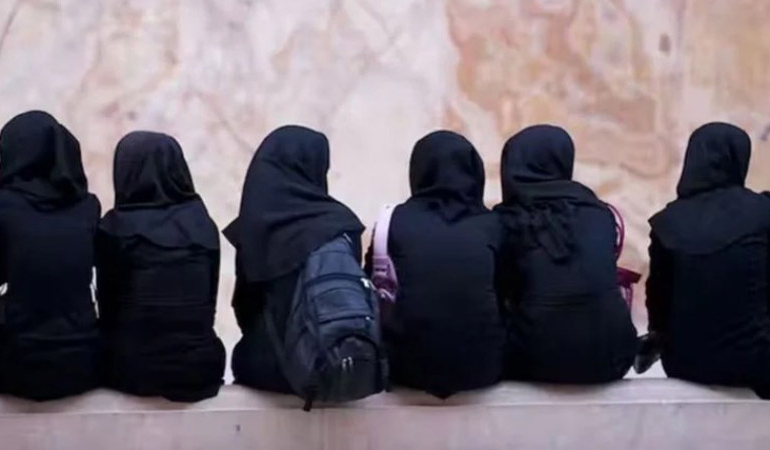 İran’da başörtüsü takmayanlara eğitim yasağı