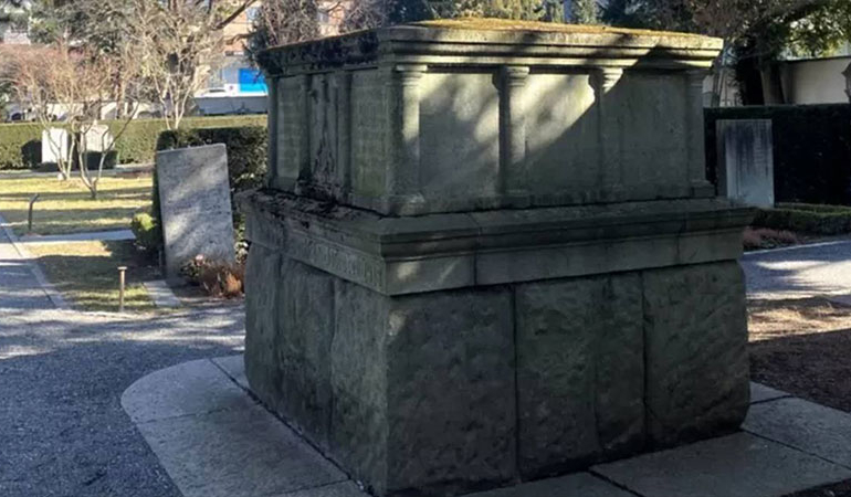 Her gün önünden geçtiği taşın Nazi anıtı olduğunu farketti