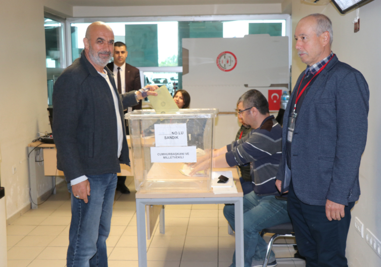 İlk oy atıldı
