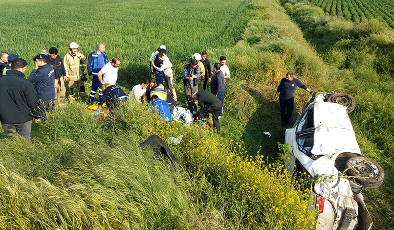 Takla atan otomobildeki öğretmen hayatını kaybetti