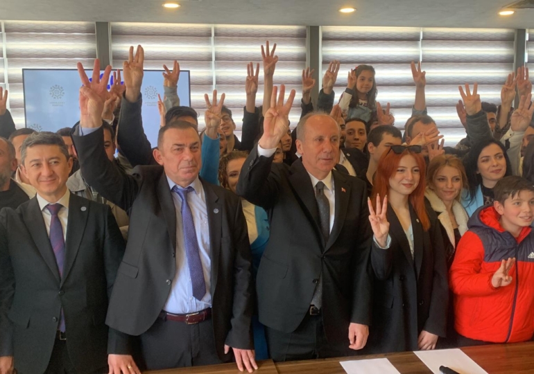 Muharrem İnce: Meydanlar, sokaklar bu işaretle dolacak
