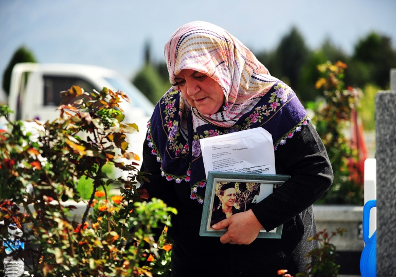 Katile verilen cezayı oğlunun mezarı başında okudu: Sen ölmemişsin, yaralanmışsın