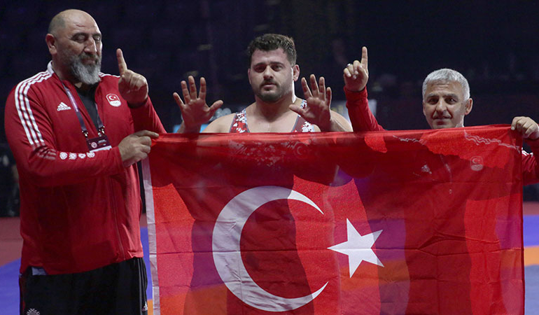 Rıza Kayaalp, Avrupa şampiyonu olup rekoru egale etti