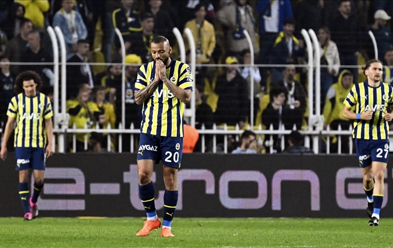 Fenerbahçe uzatmalarda yıkıldı