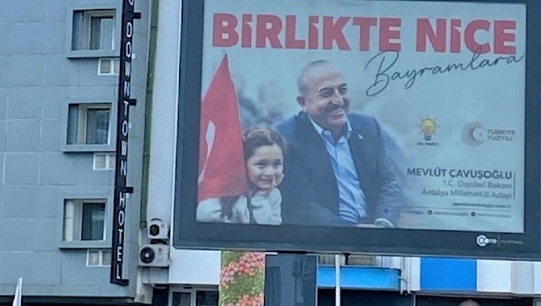 Mahkeme Çavuşoğlu’na ‘dur’ dedi: Pankartlar toplatılacak