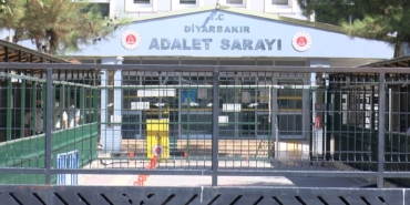 8-yil-ceza-aldi-adliye-koridorunda-yakinlariyla-hakime-saldirdi_6967_dhaphoto1