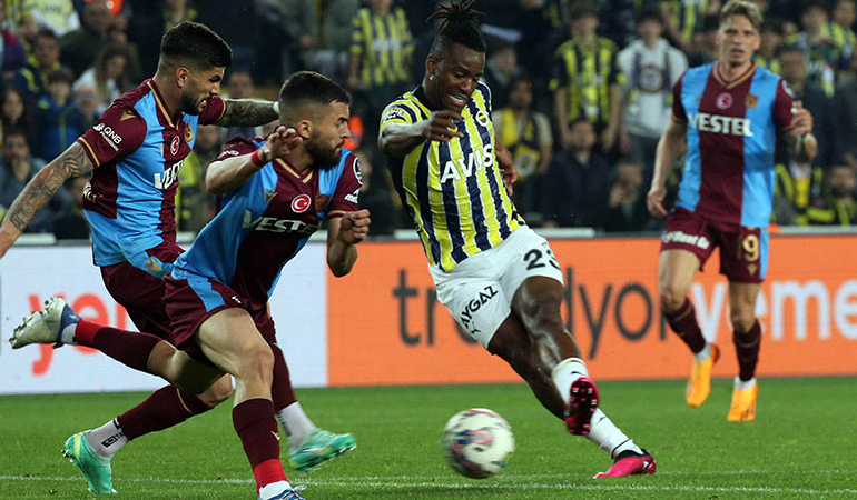 Fenerbahçe, şampiyonluk yarışını bırakmadı