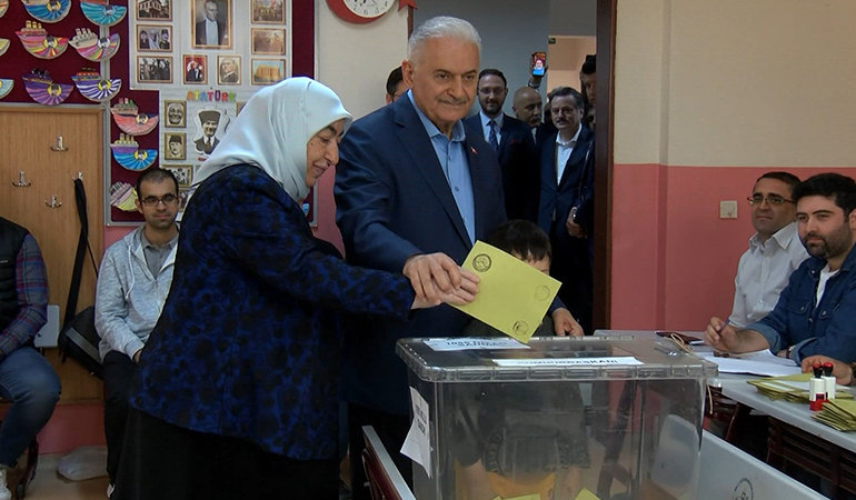 Binali Yıldırım’dan kabinden geç çıkan eşine: Ne oldu, karar veremedin mi?