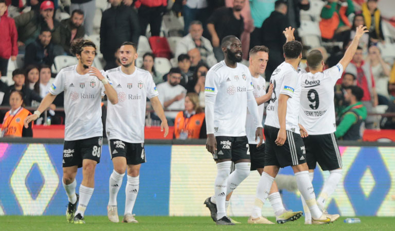 Beşiktaş, depremzedeler için dostluk maçında yenişemedi