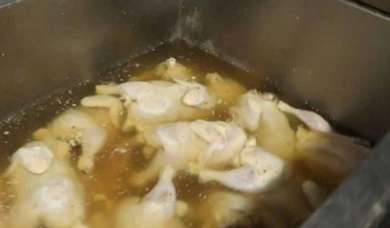 Bozuk etleri çamaşır suyu ile yıkayıp müşterilere yedirdiler