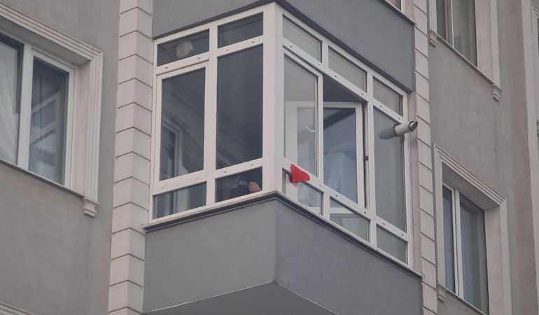 Gündeliğe gittiği evde cam silerken düşüp hayatını kaybetti