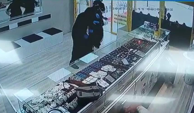 Saniyeler süren kara çarşaflı soygun girişimi kamerada