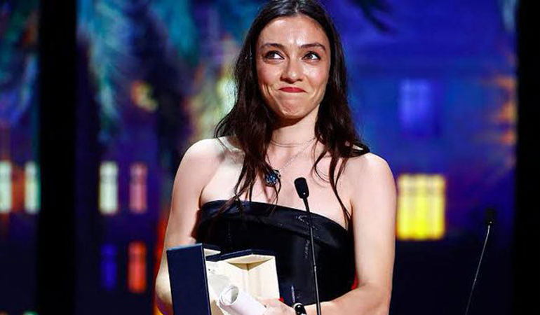 Merve Dizdar, Cannes’da ‘En İyi Kadın Oyuncu’ ödülünü aldı