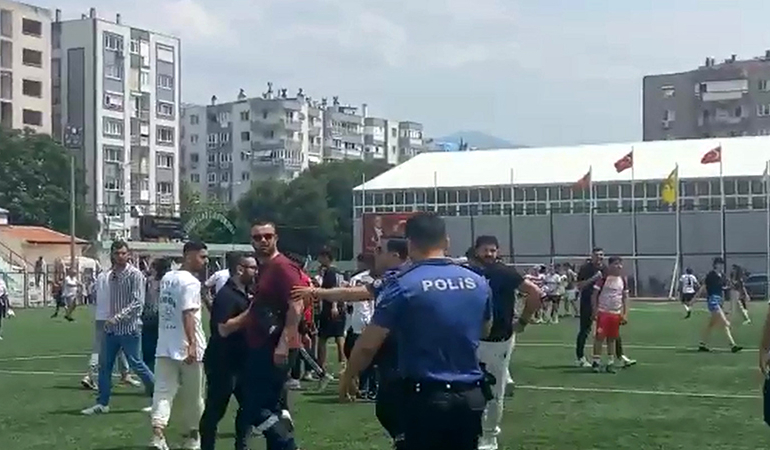 Kadın futbolculara yumruklu saldırı